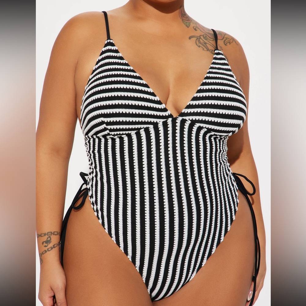 Textured 1 Piece Swimsuit
